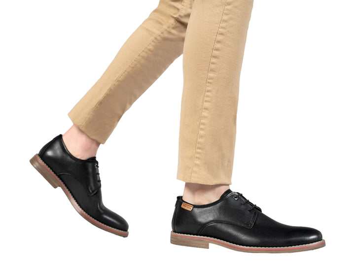 Zapato casual Brantano color negro con cordones y detalle de línea roja en la suela.