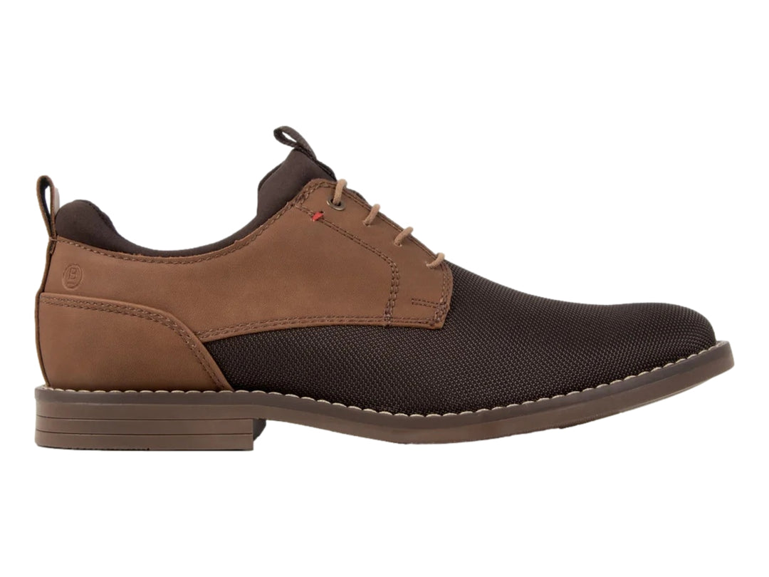 Zapato casual para hombre en colores camel y marrón con cierre de cordones y suela plana.