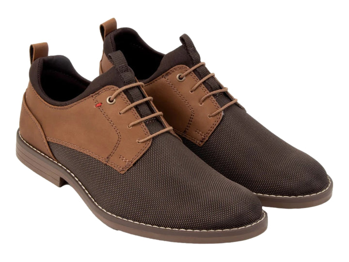 Zapato casual para hombre en colores camel y marrón con cierre de cordones y suela plana.