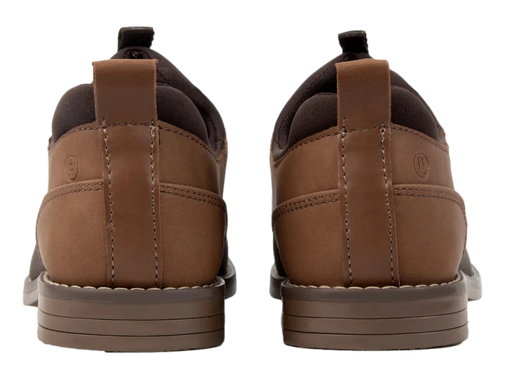 Zapato casual para hombre en colores camel y marrón con cierre de cordones y suela plana.
