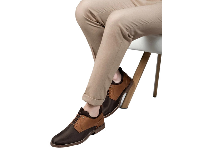 Zapato casual para hombre en colores camel y marrón con cierre de cordones y suela plana.