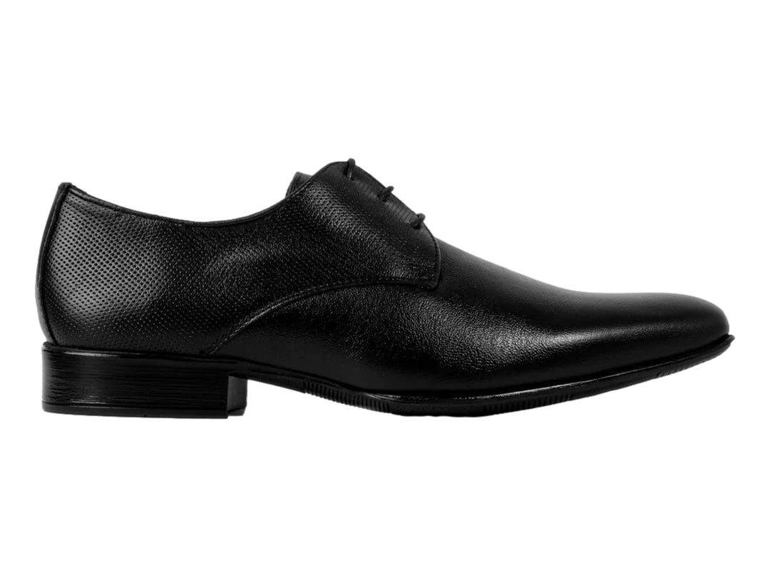 Zapato formal de hombre modelo Brantano Praga Luxe en color negro con acabado brillante y agujetas.