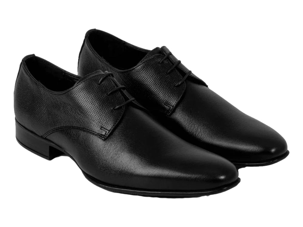 Zapato formal de hombre modelo Brantano Praga Luxe en color negro con acabado brillante y agujetas.