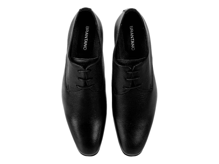 Zapato formal de hombre modelo Brantano Praga Luxe en color negro con acabado brillante y agujetas.