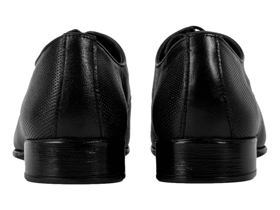 Zapato formal de hombre modelo Brantano Praga Luxe en color negro con acabado brillante y agujetas.