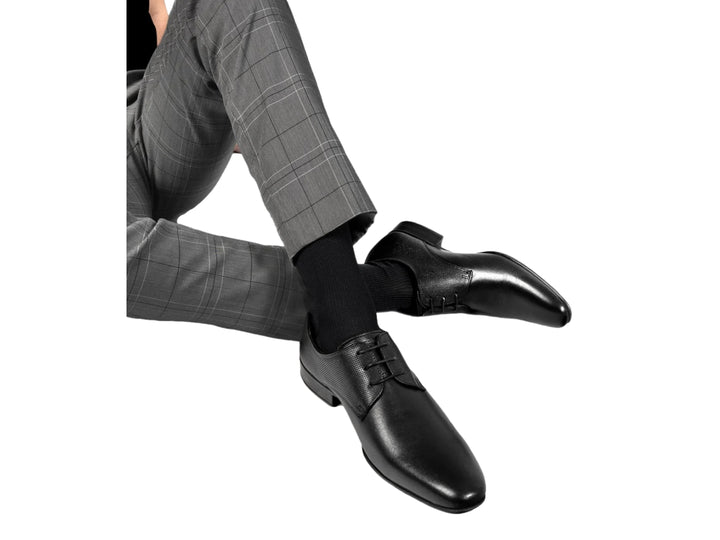 Zapato formal de hombre modelo Brantano Praga Luxe en color negro con acabado brillante y agujetas.