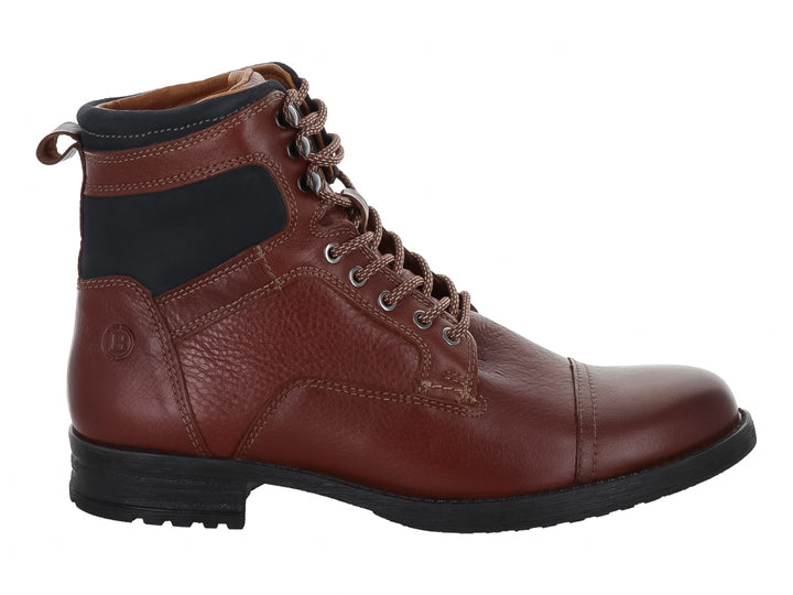Bota de cuero color miel con panel lateral y suela en color negro.