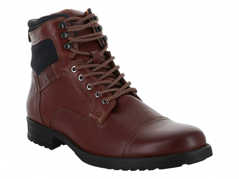 Bota de cuero color miel con panel lateral y suela en color negro.