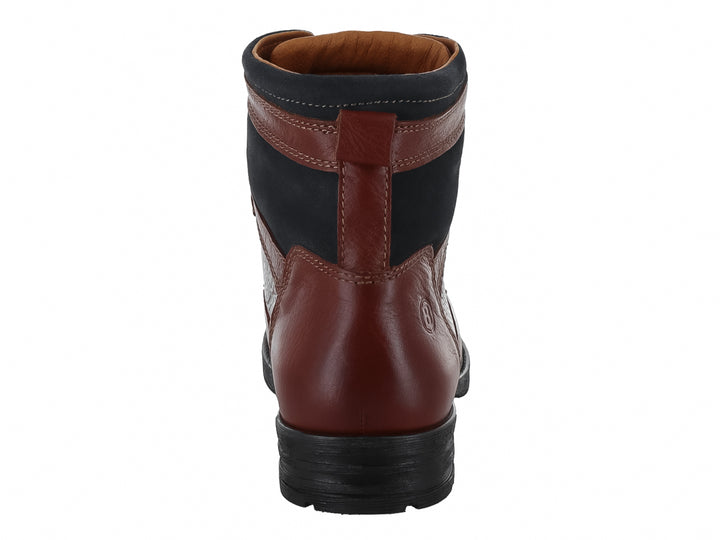 Bota de cuero color miel con panel lateral y suela en color negro.