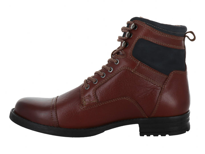 Bota de cuero color miel con panel lateral y suela en color negro.