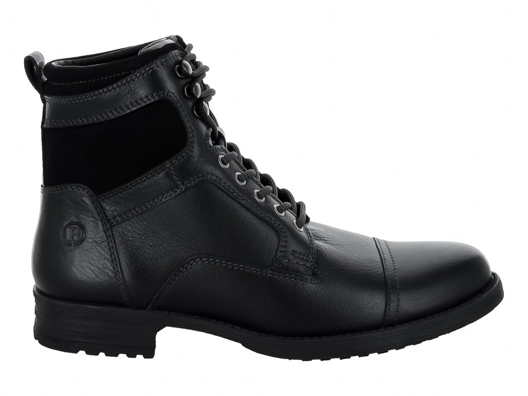 Bota de cuero negro con agujetas y suela negra.