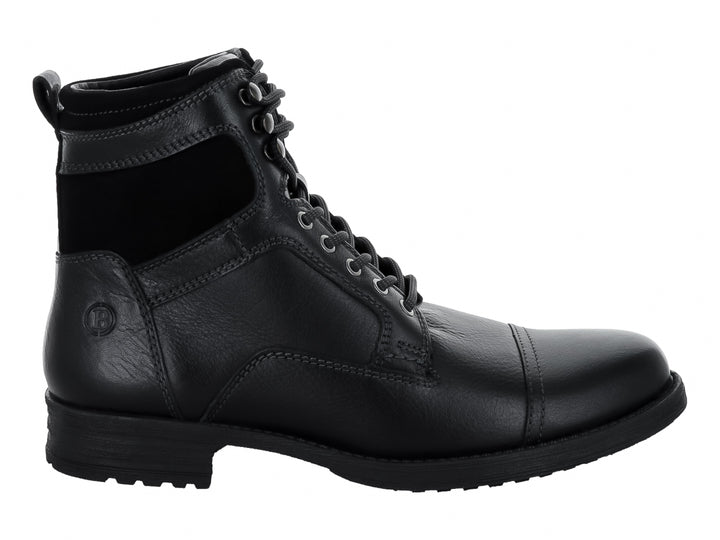 Bota de cuero negro con agujetas y suela negra.