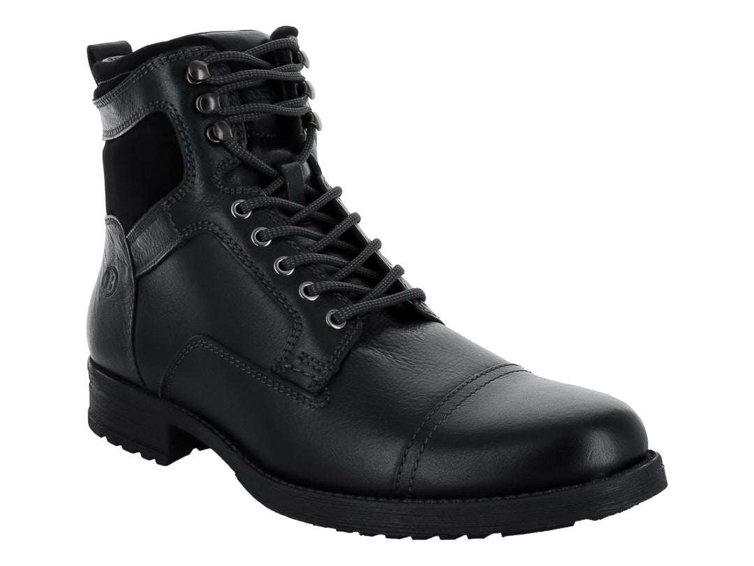 Bota de cuero negro con agujetas y suela negra.