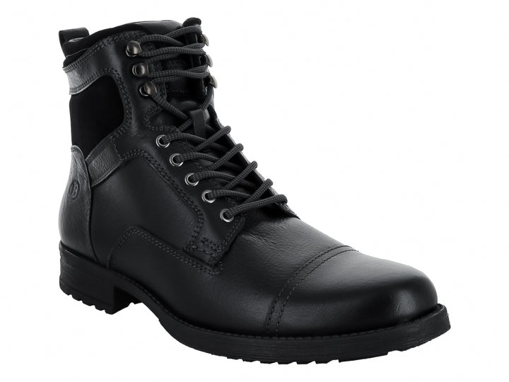 Bota de cuero negro con agujetas y suela negra.