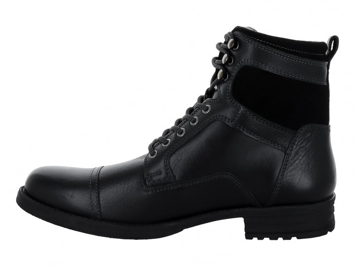Bota de cuero negro con agujetas y suela negra.