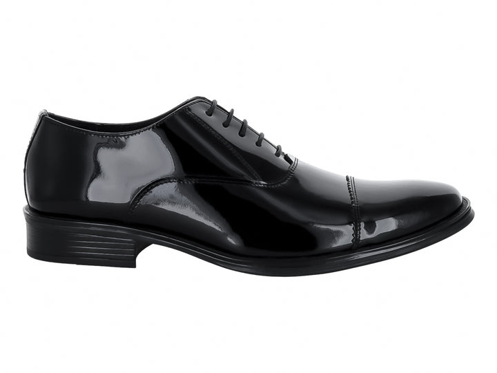 Zapato de vestir negro de charol brillante con cordones.