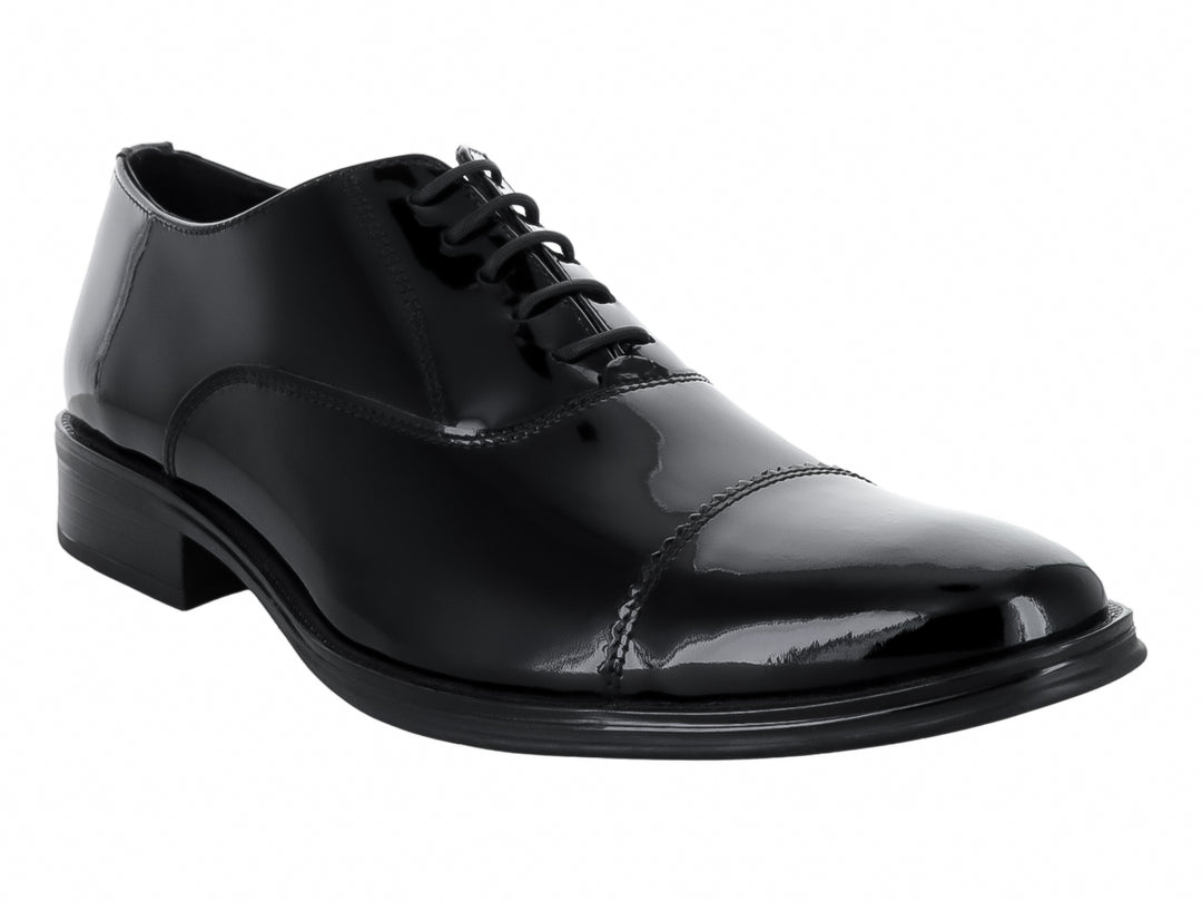 Zapato de vestir negro de charol brillante con cordones.