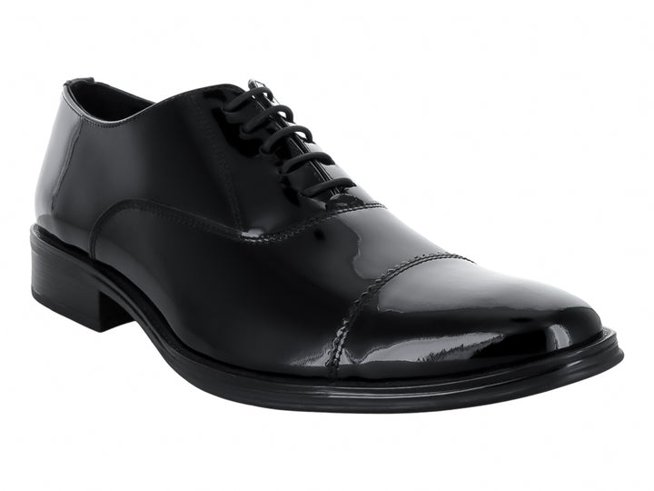 Zapato de vestir negro de charol brillante con cordones.
