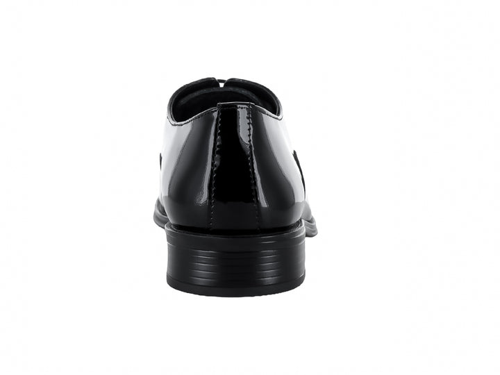 Zapato de vestir negro de charol brillante con cordones.