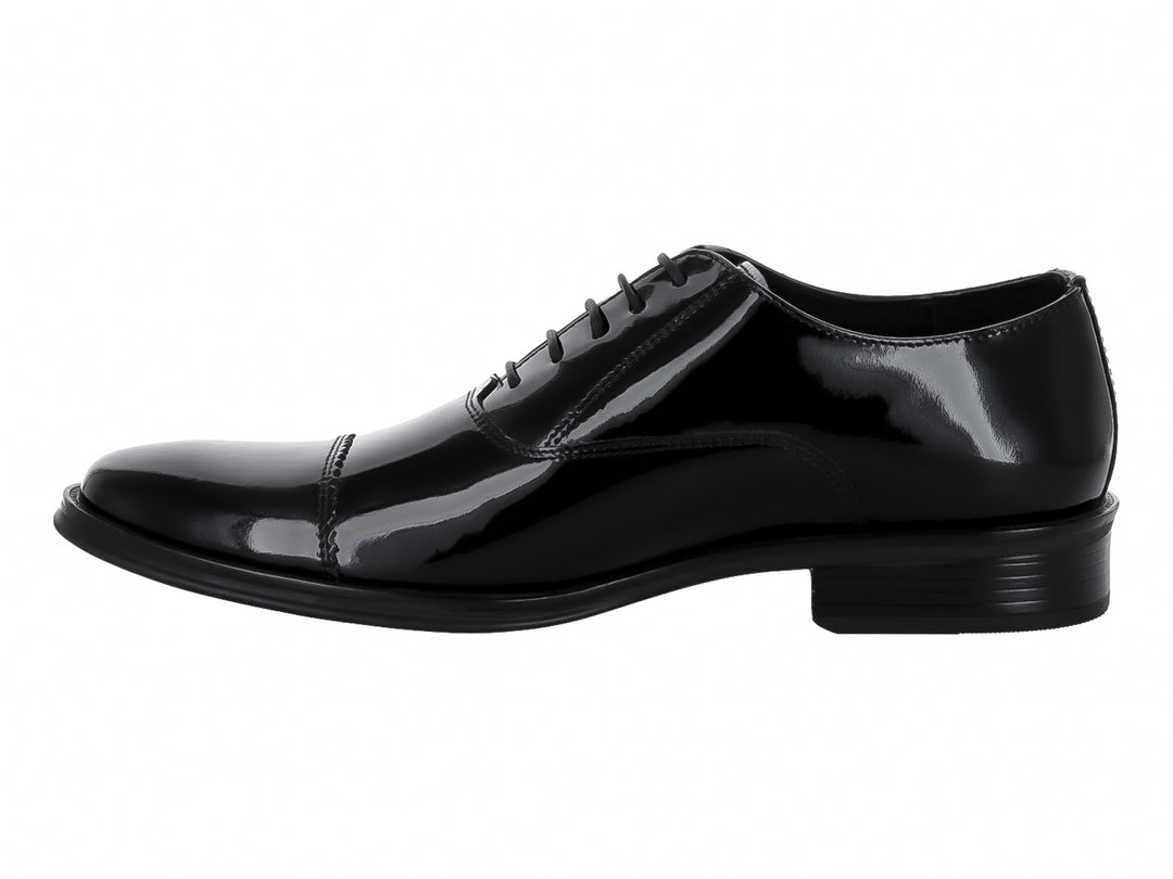 Zapato de vestir negro de charol brillante con cordones.