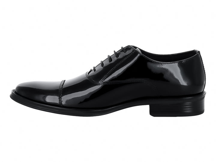 Zapato de vestir negro de charol brillante con cordones.