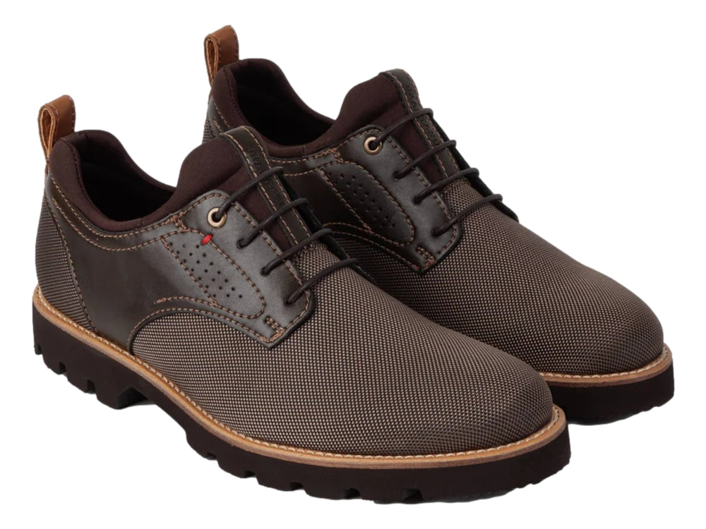 Zapato casual color taupe con suela track gruesa y cordones.