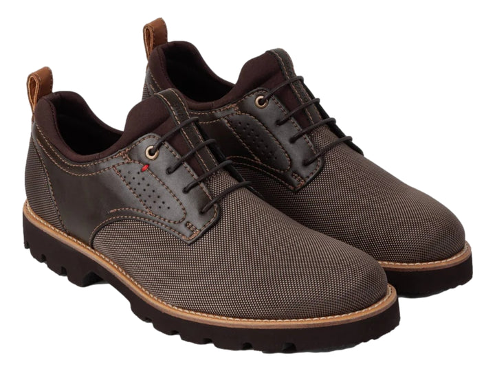 Zapato casual color taupe con suela track gruesa y cordones.