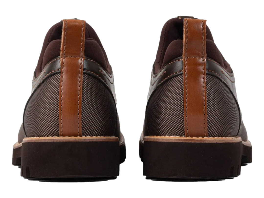 Zapato casual color taupe con suela track gruesa y cordones.