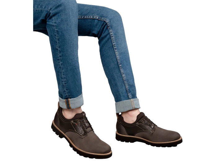 Zapato casual color taupe con suela track gruesa y cordones.