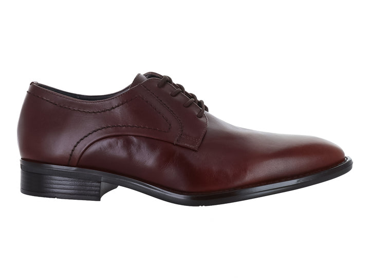 Zapato formal de cuero color café con agujetas y suela negra.