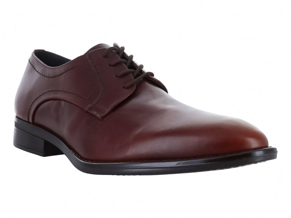 Zapato formal de cuero color café con agujetas y suela negra.