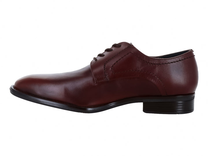 Zapato formal de cuero color café con agujetas y suela negra.