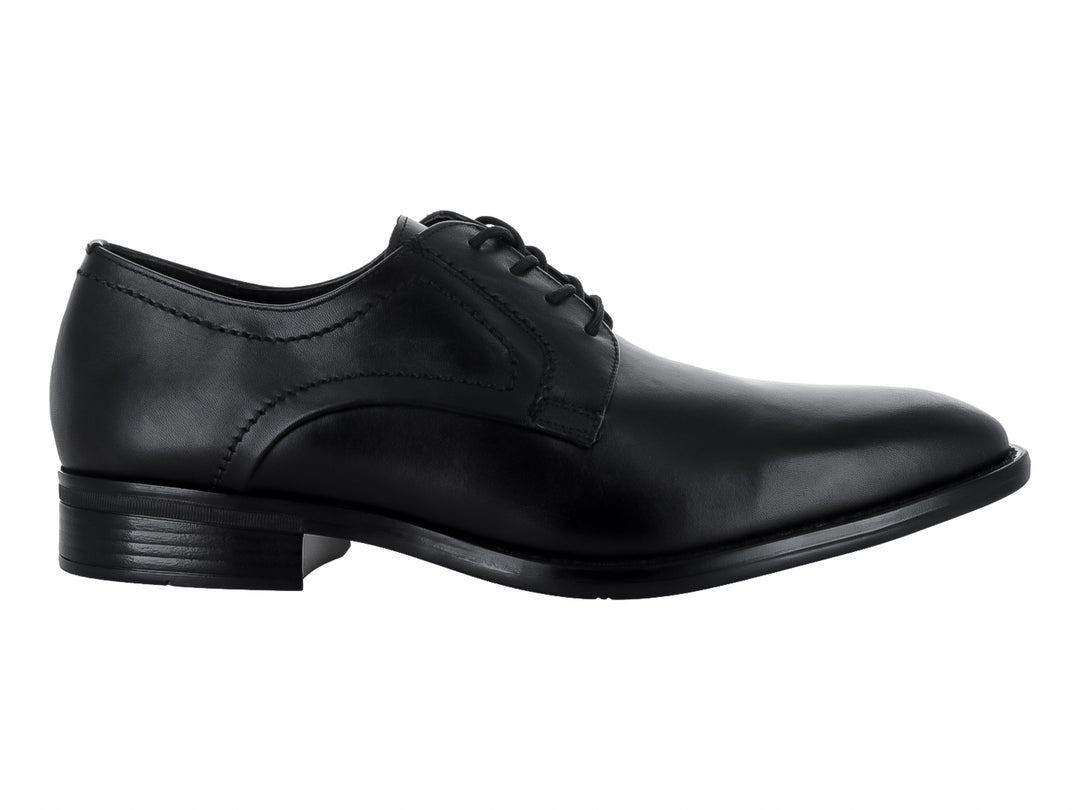 Zapato formal de cuero negro para hombre con cordones y acabado liso.
