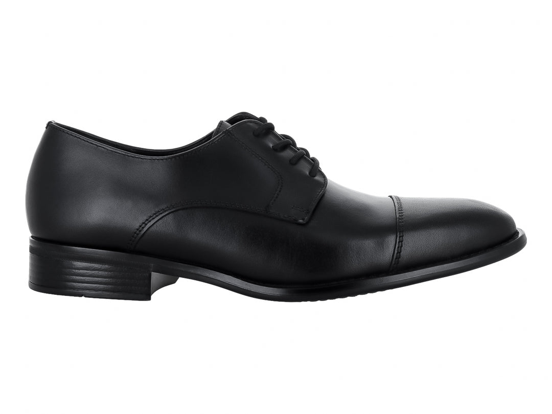 Zapato formal para hombre en color negro con cordones y acabado brillante.
