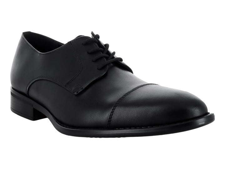 Zapato formal para hombre en color negro con cordones y acabado brillante.