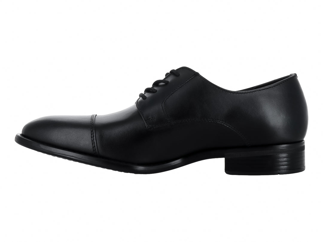 Zapato formal para hombre en color negro con cordones y acabado brillante.