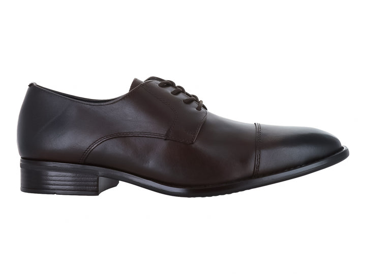 Zapato formal de cuero color café oscuro con cordones.