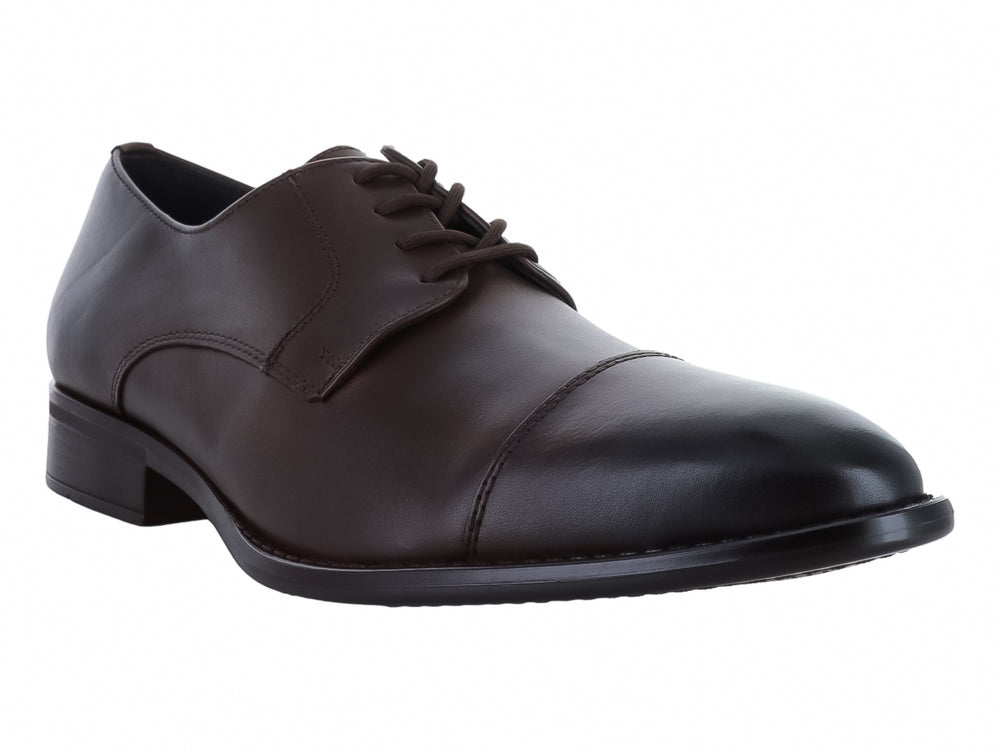 Zapato formal de cuero color café oscuro con cordones.