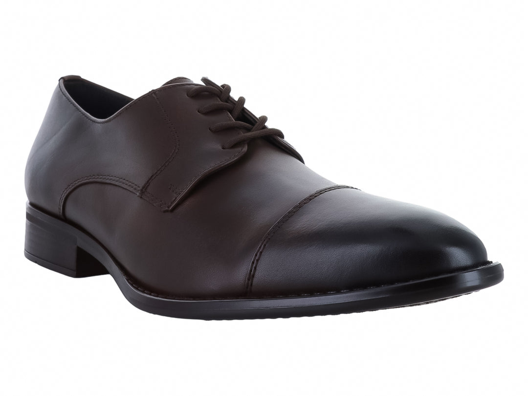 Zapato formal de cuero color café oscuro con cordones.