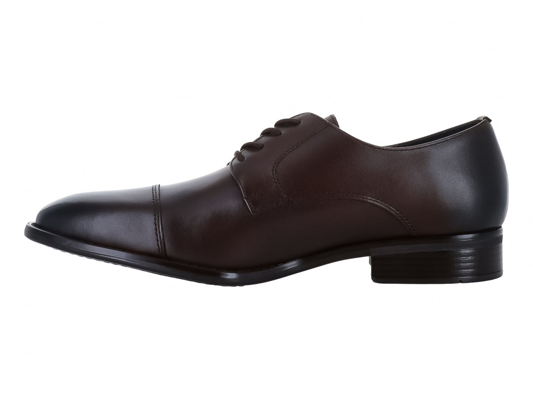 Zapato formal de cuero color café oscuro con cordones.