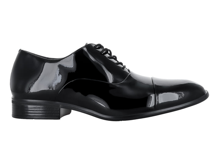Zapato formal de Hombre en color negro charol con cordones y acabado brillante.