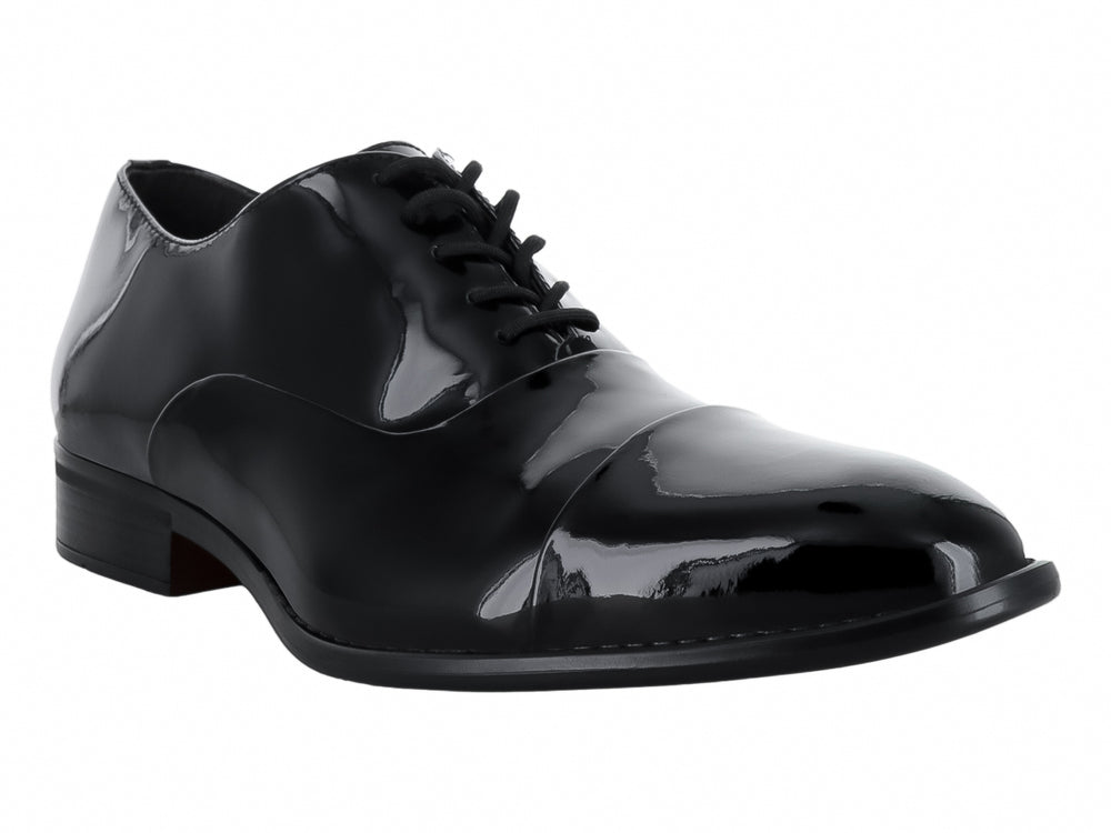Zapato formal de Hombre en color negro charol con cordones y acabado brillante.