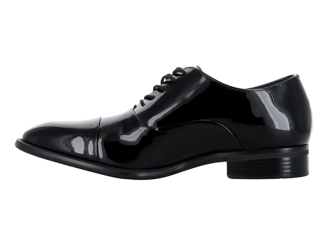 Zapato formal de Hombre en color negro charol con cordones y acabado brillante.