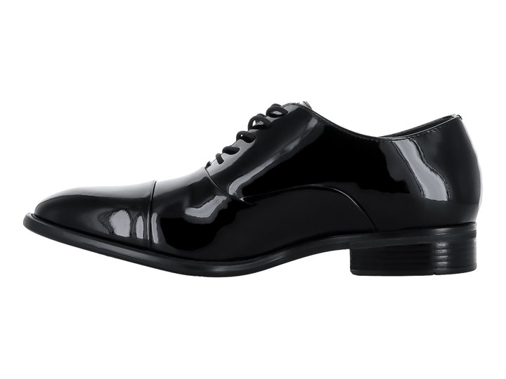 Zapato formal de Hombre en color negro charol con cordones y acabado brillante.