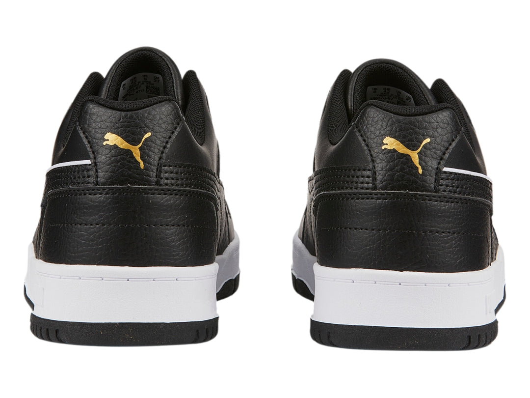 Tenis PUMA RBD Game Low en colores negro y blanco con detalles dorados, diseño deportivo de corte bajo.