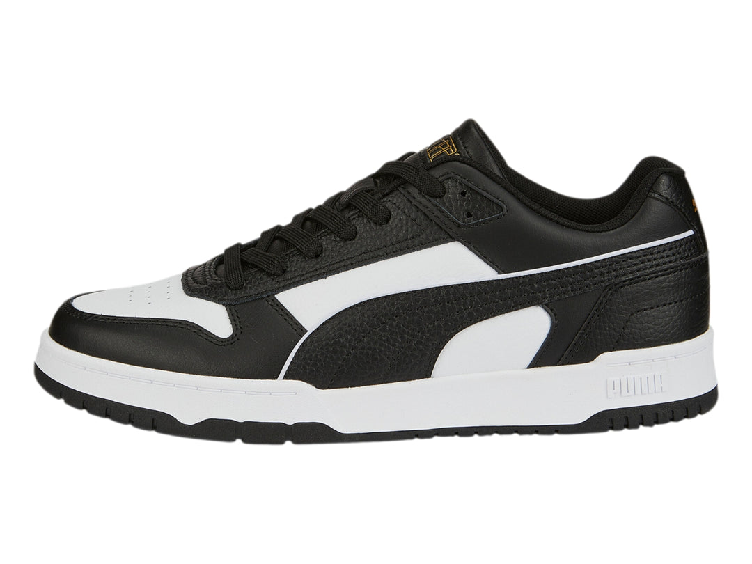 Tenis PUMA RBD Game Low en colores negro y blanco con detalles dorados, diseño deportivo de corte bajo.