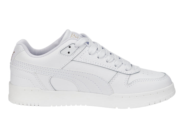 Tenis PUMA RBD Game Low JR en color blanco con detalles dorados, diseño deportivo de corte bajo para niños.