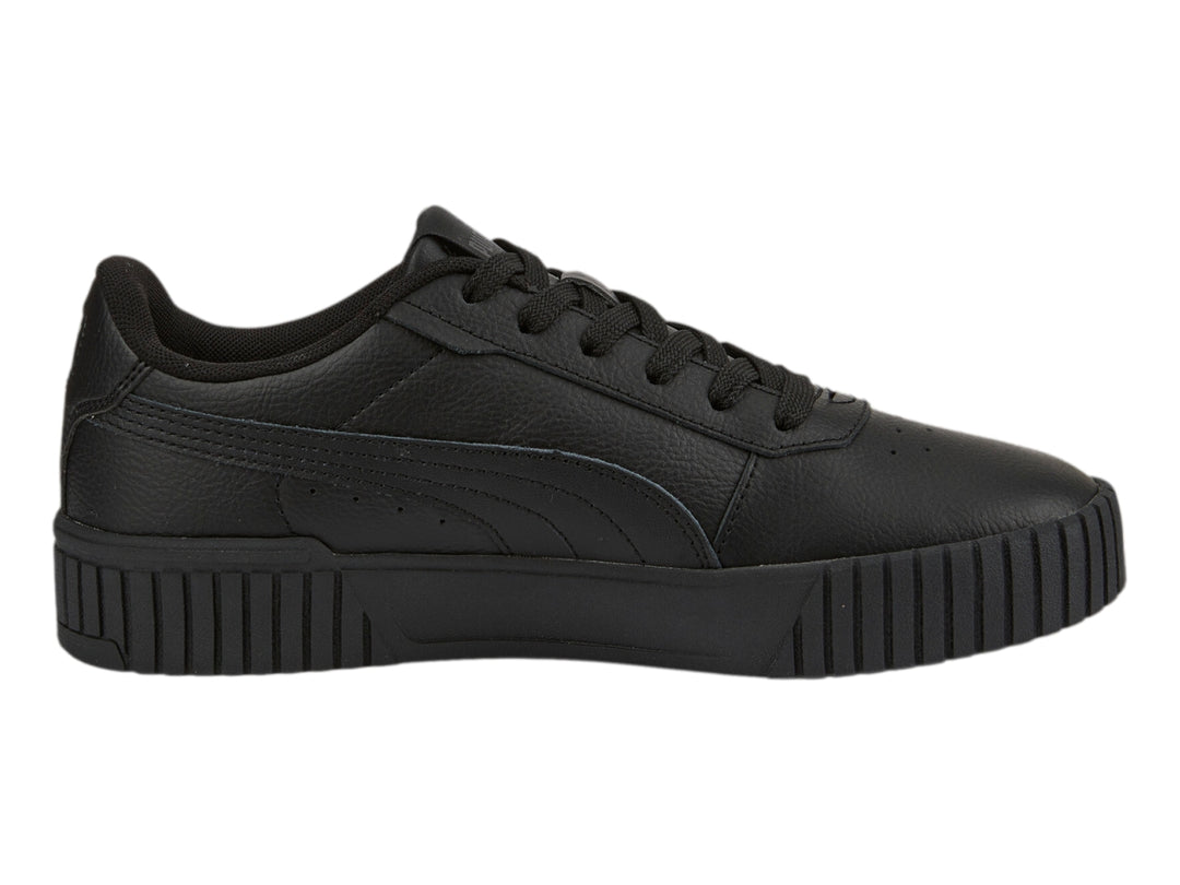 Tenis PUMA Carina 2.0 en color negro total con suela de plataforma y acabado mate.
