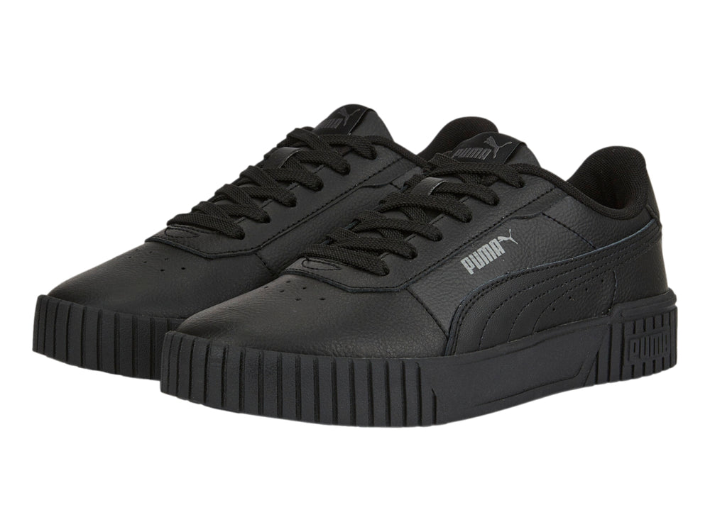 Tenis PUMA Carina 2.0 en color negro total con suela de plataforma y acabado mate.