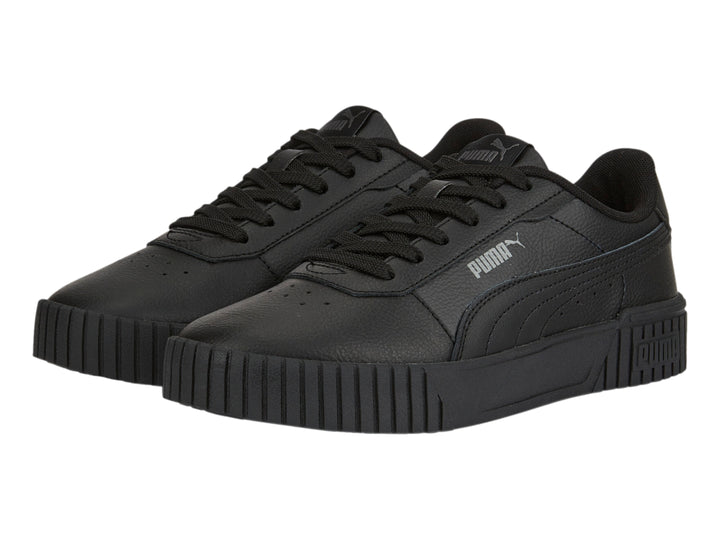 Tenis PUMA Carina 2.0 en color negro total con suela de plataforma y acabado mate.